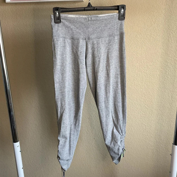 Lululemon Womens 4 Grey Cropped Leggings Cinched Pant Legs Athletic Athleisure‎ - Picture 1 of 4